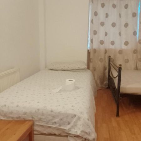 Private Rooms In 3 Bedroom Flat!! ลอนดอน ภายนอก รูปภาพ