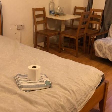 Private Rooms In 3 Bedroom Flat!! ลอนดอน ภายนอก รูปภาพ