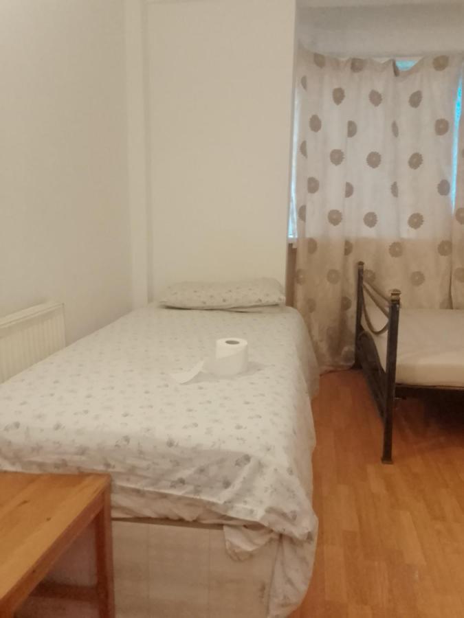 Private Rooms In 3 Bedroom Flat!! ลอนดอน ภายนอก รูปภาพ