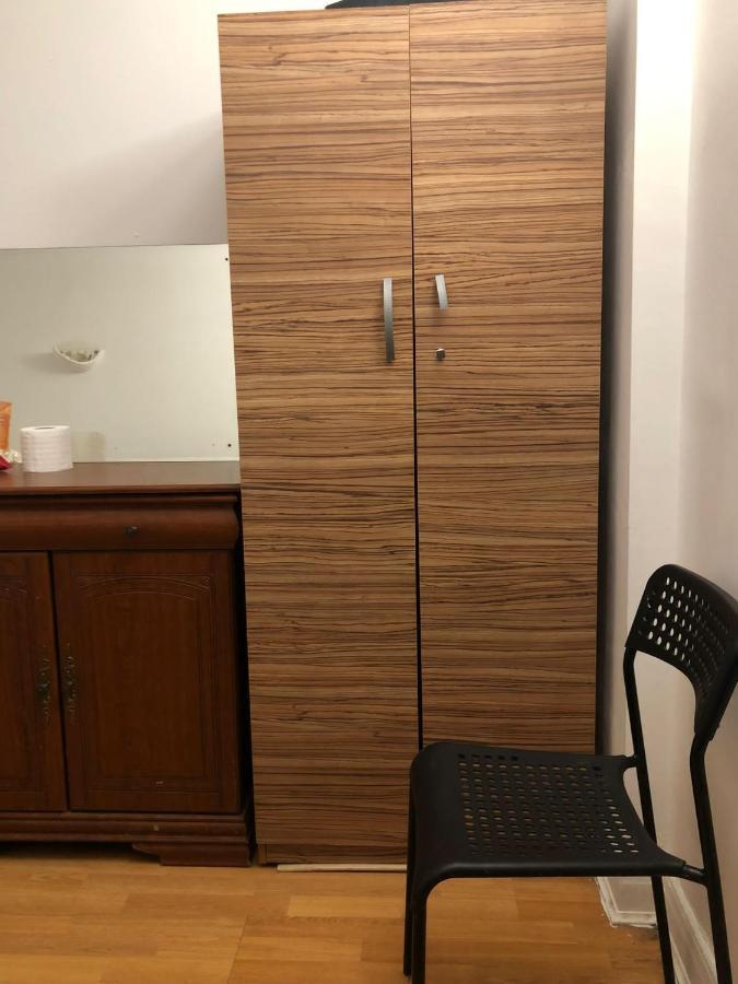 Private Rooms In 3 Bedroom Flat!! ลอนดอน ภายนอก รูปภาพ