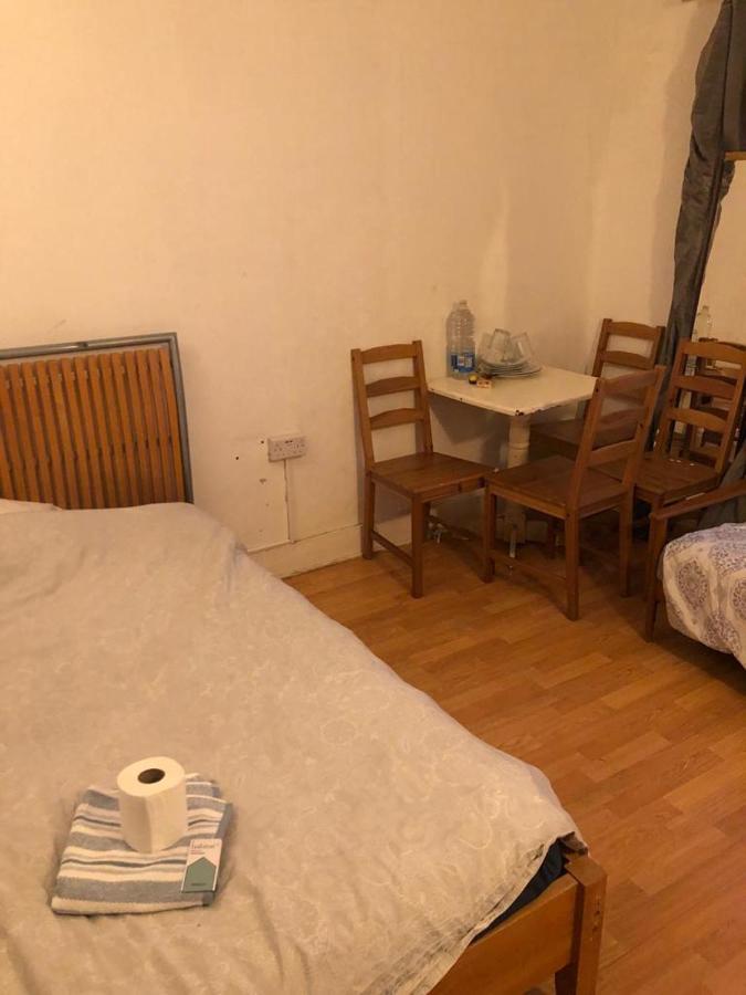 Private Rooms In 3 Bedroom Flat!! ลอนดอน ภายนอก รูปภาพ