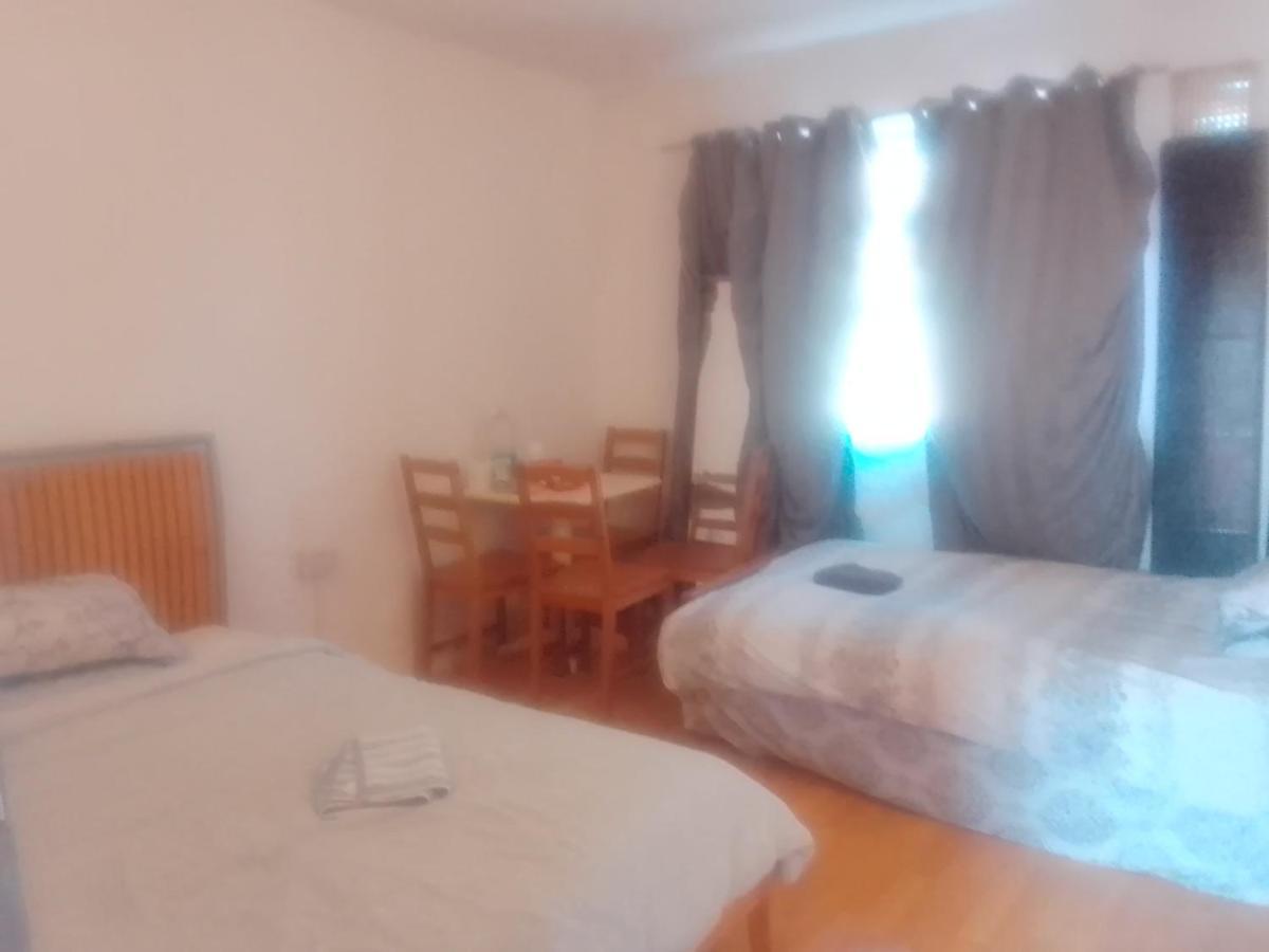 Private Rooms In 3 Bedroom Flat!! ลอนดอน ภายนอก รูปภาพ