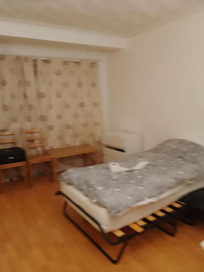 Private Rooms In 3 Bedroom Flat!! ลอนดอน ภายนอก รูปภาพ