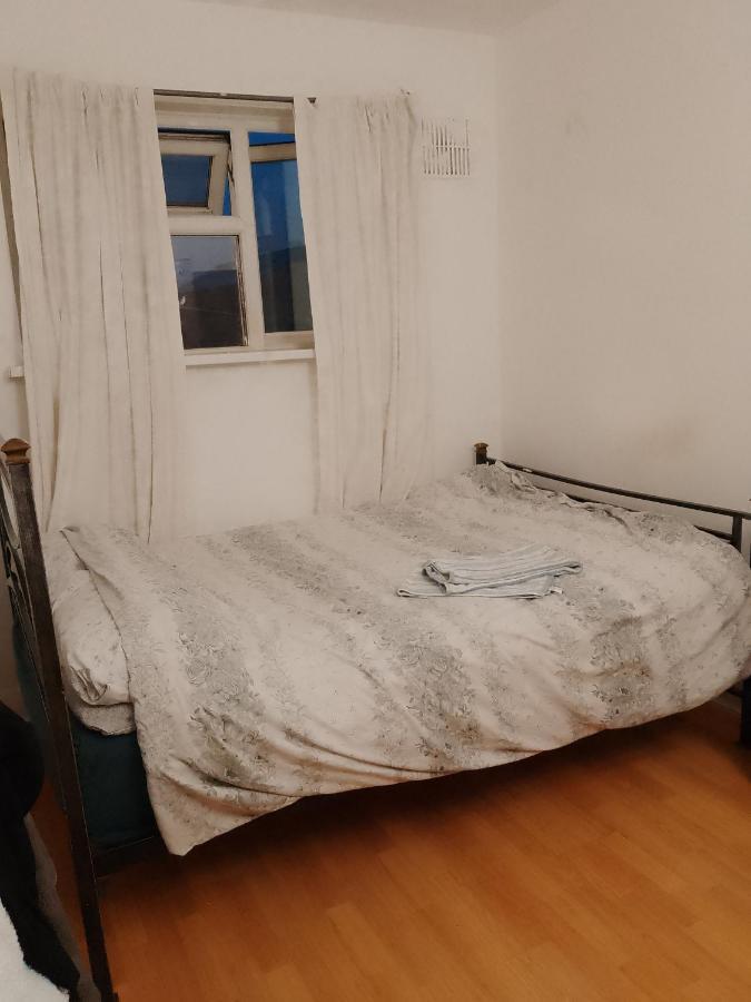 Private Rooms In 3 Bedroom Flat!! ลอนดอน ภายนอก รูปภาพ