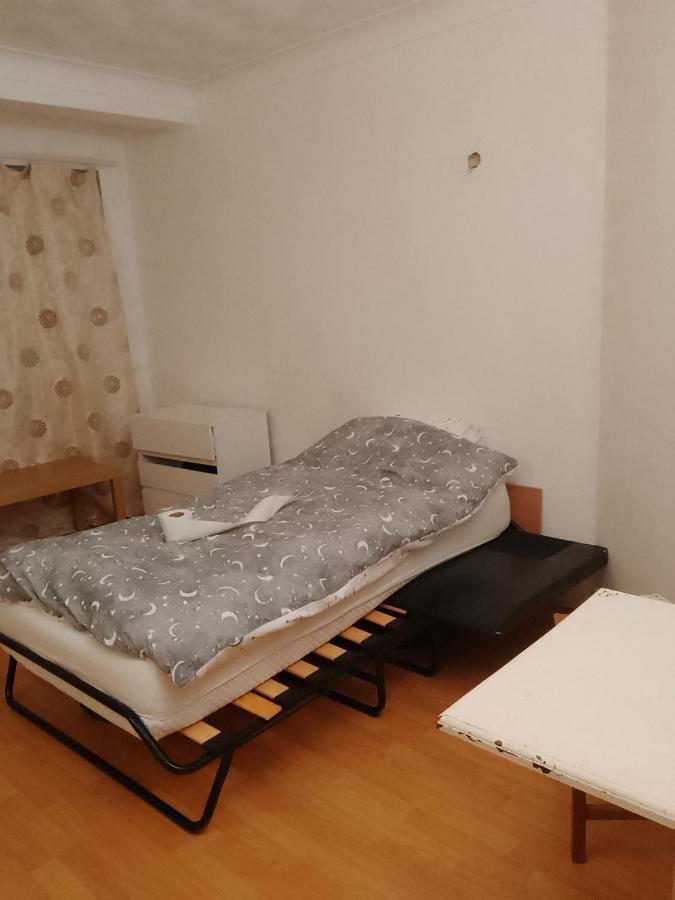 Private Rooms In 3 Bedroom Flat!! ลอนดอน ภายนอก รูปภาพ