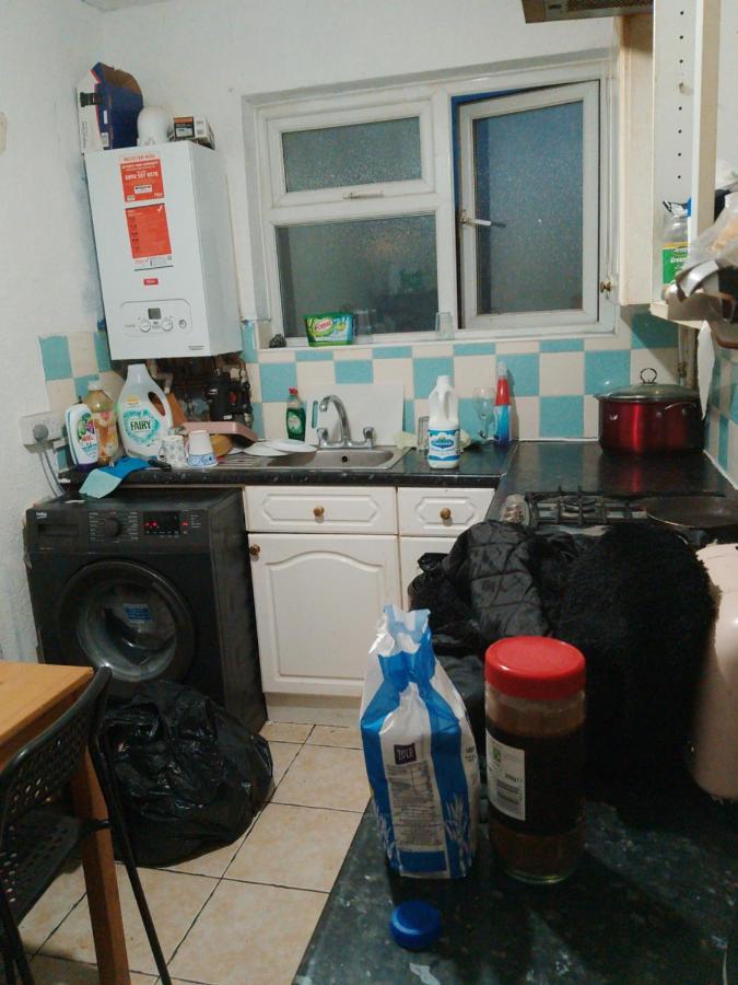 Private Rooms In 3 Bedroom Flat!! ลอนดอน ภายนอก รูปภาพ
